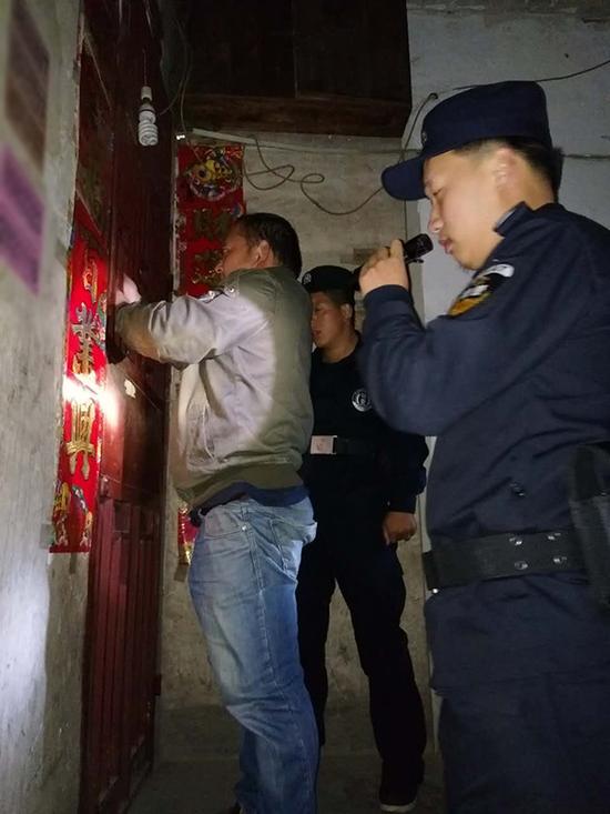 酒泉地区粗心妈妈误将幼女锁家中 